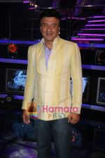 Anu Malik on the sets of Indian Idol in Filmcity on 27th July 2010 (23).JPG